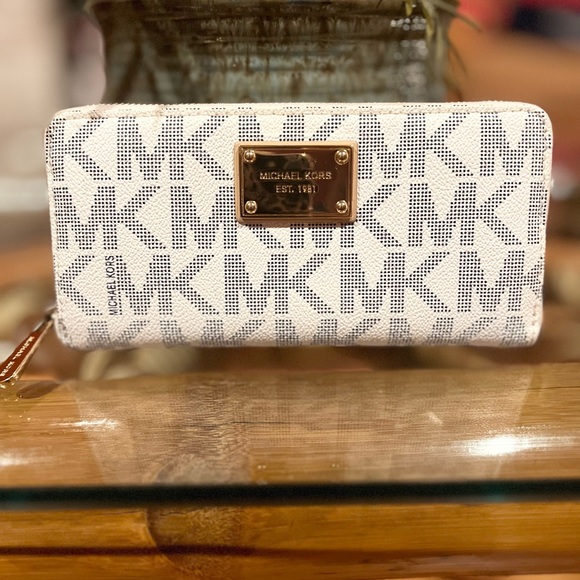 Michael Kors Handbags - Michael Kors Continental Signature Wallet in Vanilla EUC